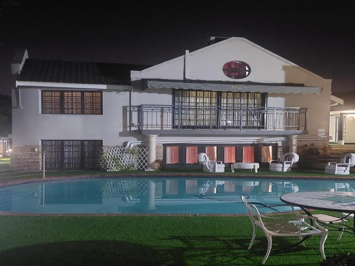Muco Guest House โจฮันเนสเบิร์ก ภายนอก รูปภาพ